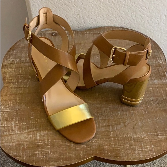 Tommy Hilfiger Shoes - EUC Tommy Hilfiger Wood style Sandals